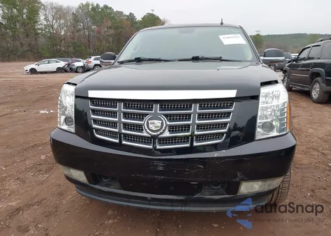 2010 Cadillac Escalade Premium z USA, uszkodzony, nr VIN 1GYUCCEF9AR246737